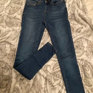 Thea are a size 25 high rise skinny ankle!